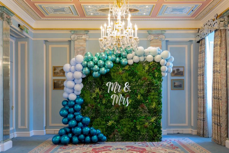 high-res-balloon-arch-backdrop-mr-and-mrs