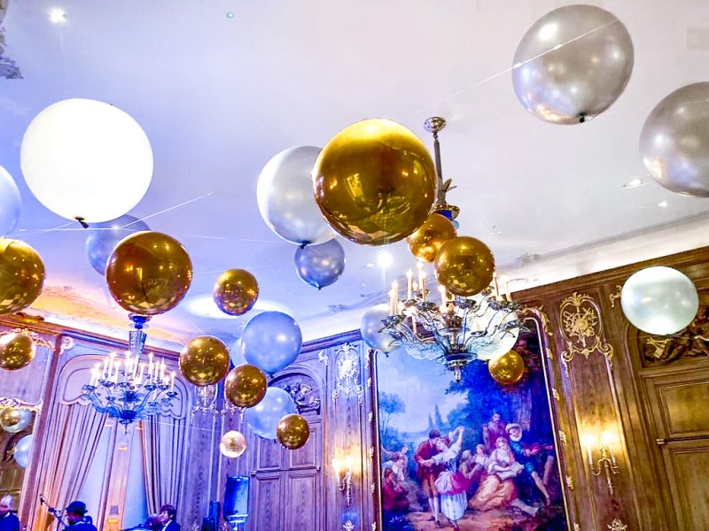 Claridge's - Suspended Gold & Silver Ceiling - Wedding March 2022 (1)