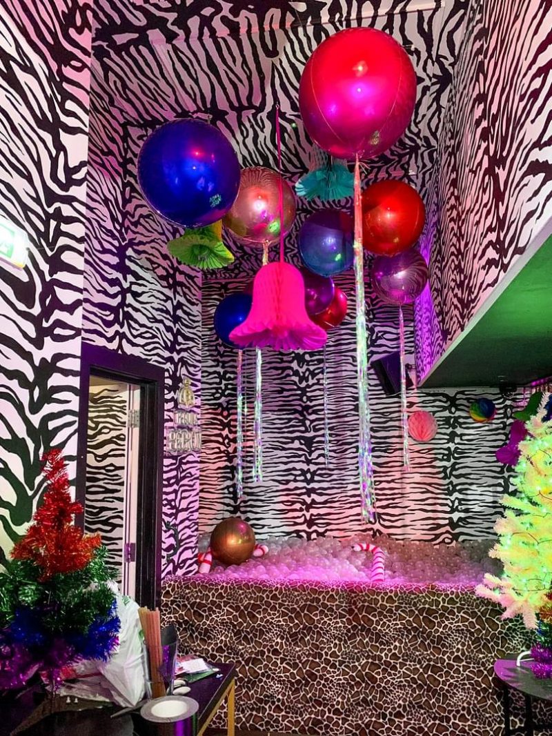 Suspended Balloon Ceilings, The Fabulous Collective, Neon Noel - Bubblegum Web Size