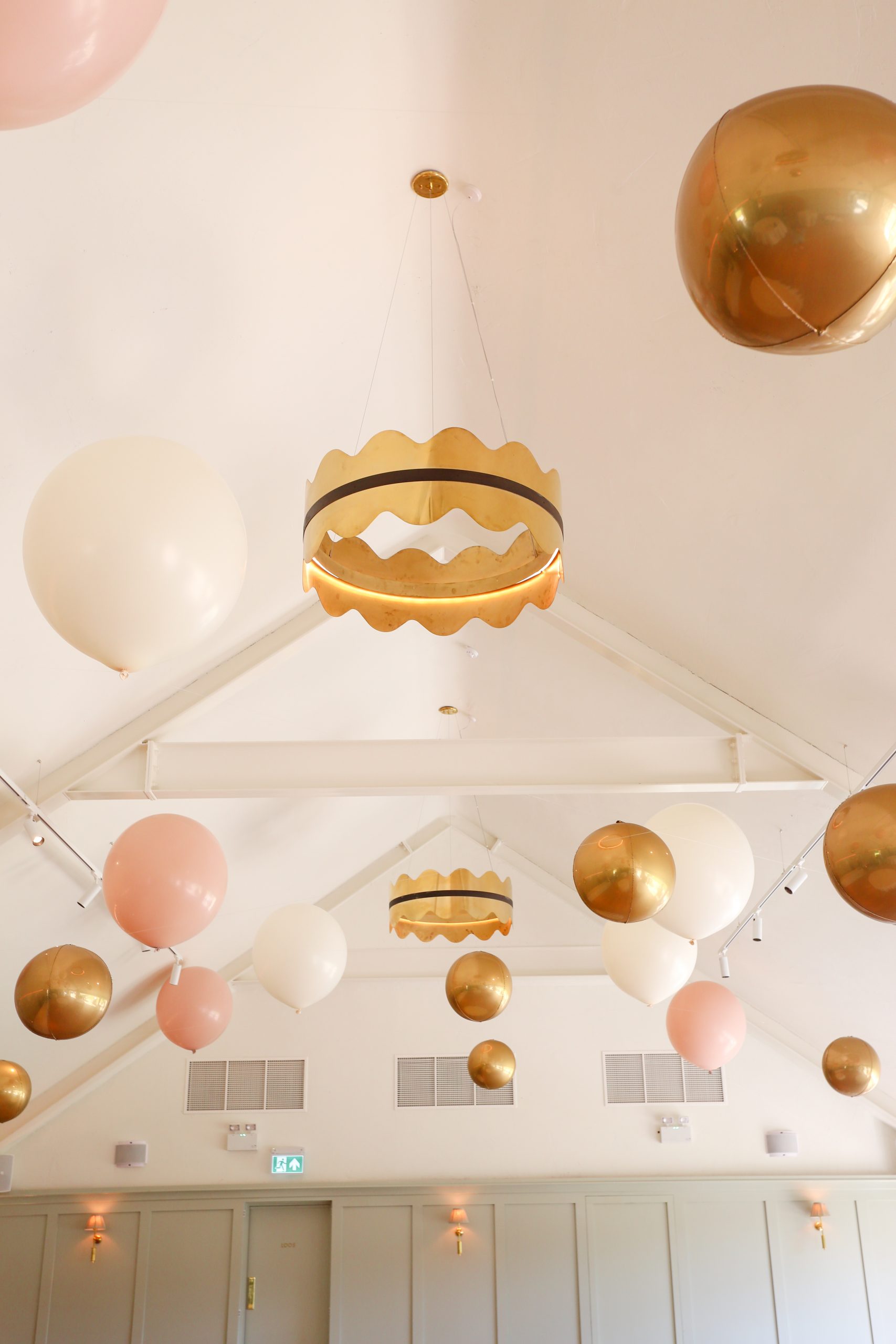 How to install a balloon ceiling
