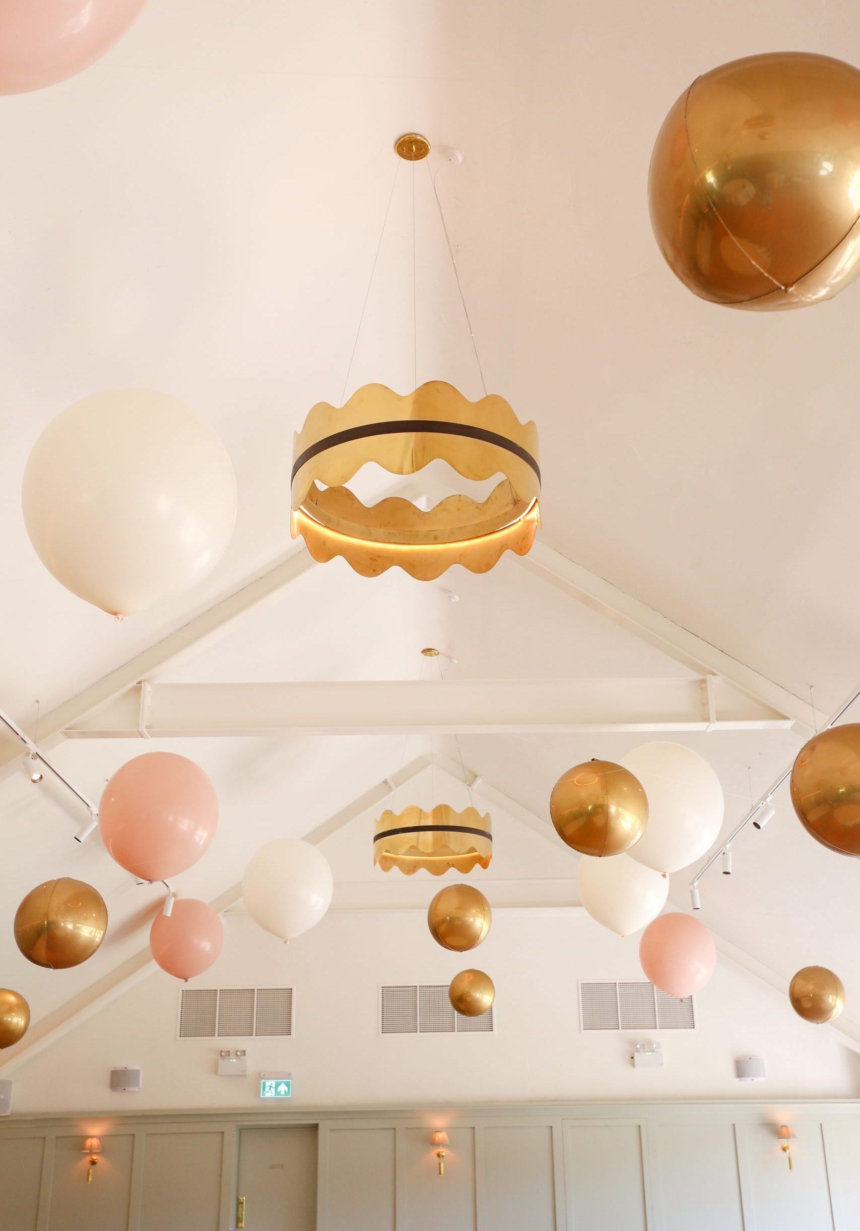How to install a balloon ceiling